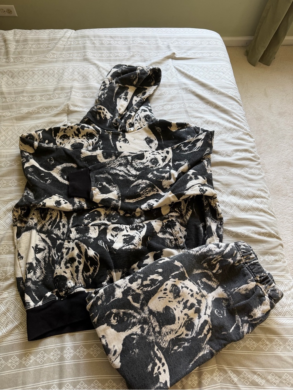 Kismet Dog Print Hooded Sweatshirt & Joggers Set - Black & Cream